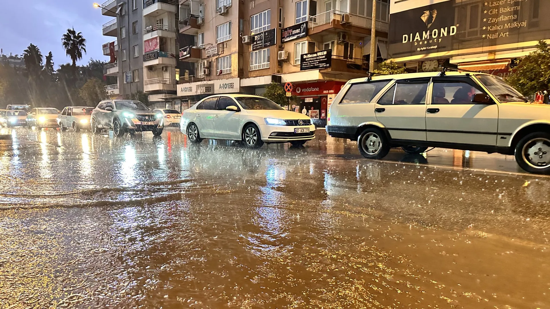 Antalyada-saganak-etkili-oluyor_aa1d6b63-ca12-493e-9e76-3f8161e0c16d.webp