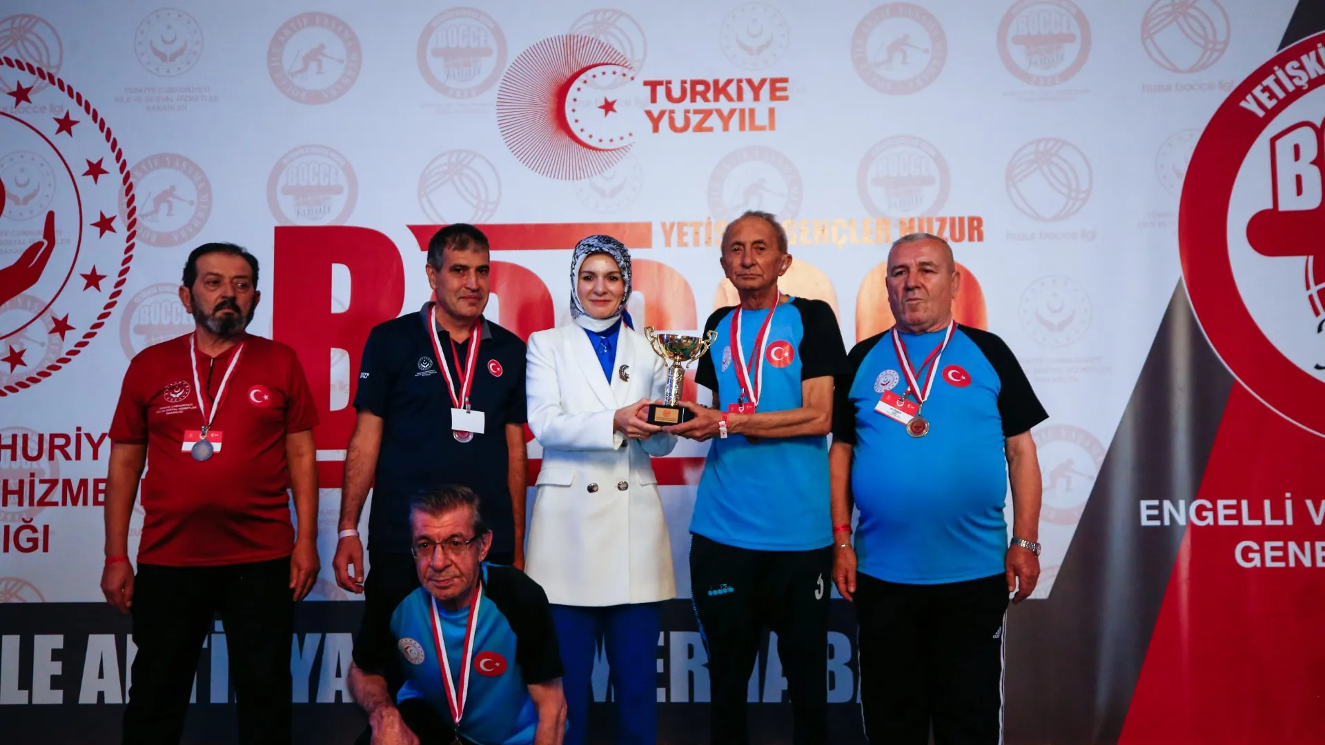 Bakan-Goktas-sampiyon-olan-sporculara-odullerini-verdi_81c66263-e64e-404d-971f-31eecf2b8b48.webp